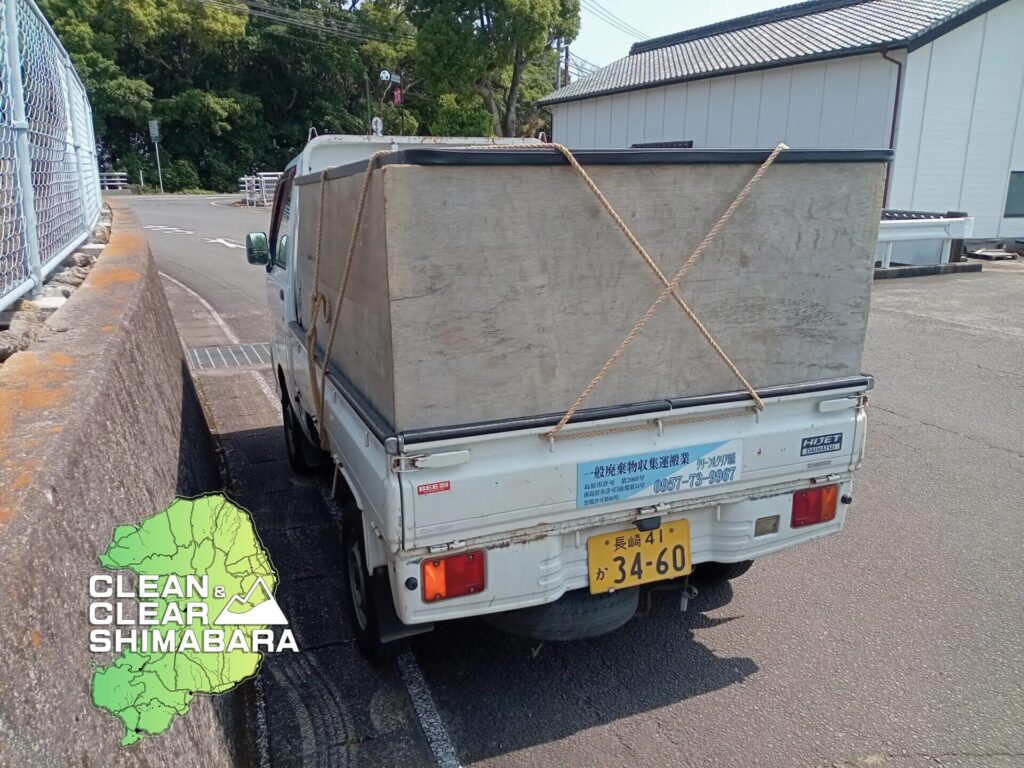 雲仙市国見町より不用品回収のご依頼。回収内容は、ダブルベッド、マットレス、ダイニングテーブル、椅子、ござ、玩具、ダンボール、テレビ等