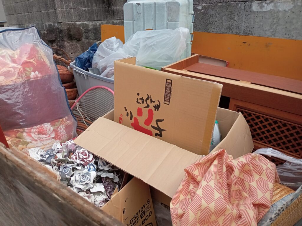 島原市白山地区より不用品回収のご依頼。回収内容は、テーブル、テレビ台、長椅子、など木製品、布団などの可燃ごみ、そして不燃物など