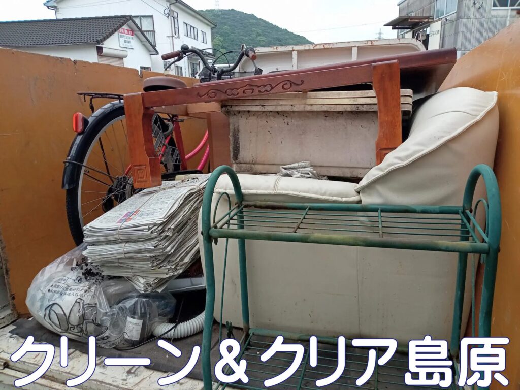 ソファー、ローテーブル、コタツ、新聞紙などの可燃ごみ、外回りの自転車、プランター、ガラスなどの不燃ごみ・粗大ごみの回収処分