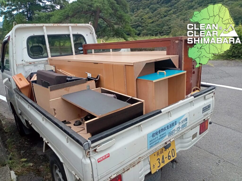雲仙市小浜町より、リフォーム前の不用品回収のご依頼。回収内容は、タンス、食器棚、下駄箱等 大型の木製家具類 15台、音響機器 1台