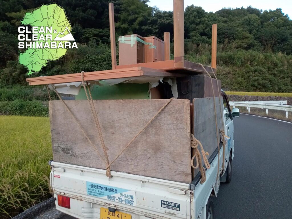 雲仙市吾妻町より再度、不用品回収のご依頼。タンス、テーブル、障子などの木製家具、可燃ごみメインで回収