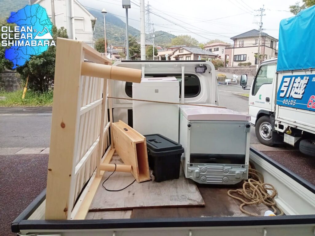 島原市霊丘地区より、不用品回収のご依頼。ベッドフレーム、リサイクル家電品の冷蔵庫など