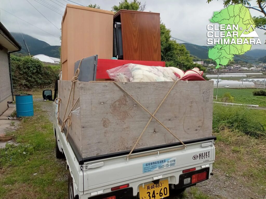 雲仙市千々石町より、不用品回収のご依頼。回収内容は、たんす、ベッド、机、布団、カーペット等