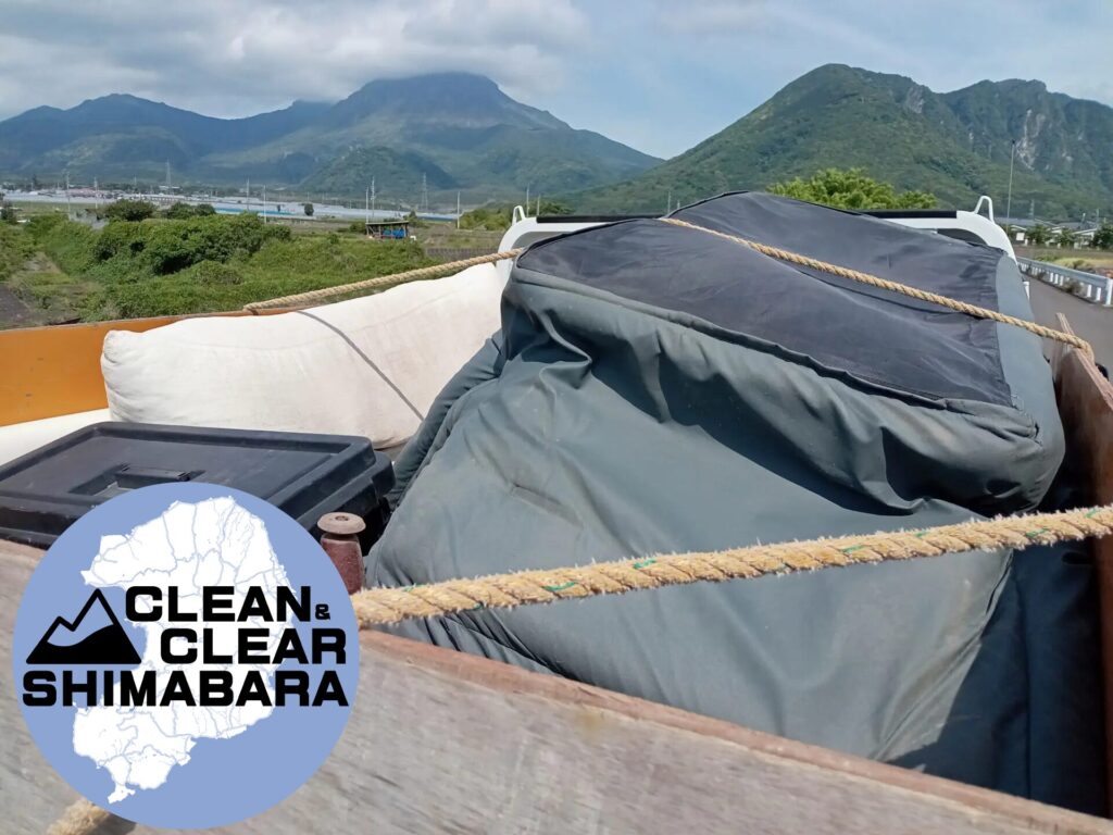 島原市三会地区より、不用品回収のご依頼。回収内容は、ソファー、座椅子、クッション、ギターなどの回収処分