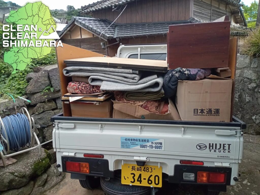 雲仙市南串山町より不用品回収のご依頼。木製家具、カーペット、布団、衣類、段ボールなど可燃系の不要品をメインに回収。