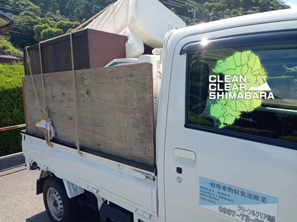 雲仙市小浜町より、不用品回収のご依頼。ソファー、食器棚、そして冷蔵庫、洗濯機等の家電リサイクル対象製品の回収処分