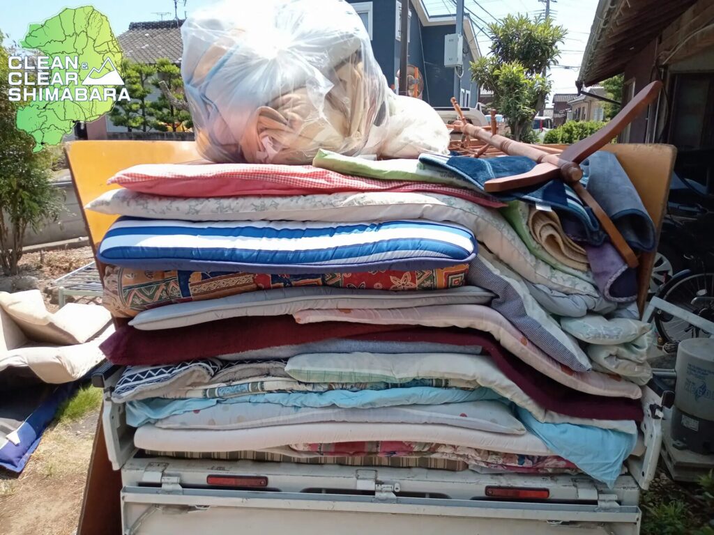 島原市有明町より不用品回収のご依頼。今回は、ソファー、食器棚、ハンガーなどの木製家具と布団などの可燃物の回収