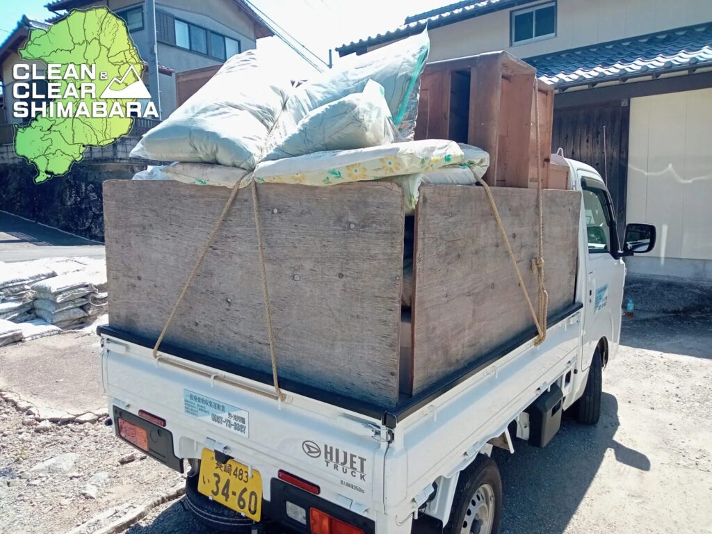雲仙市千々石町より不用品回収のご依頼。大型木製家具をメインとして布団などの寝具