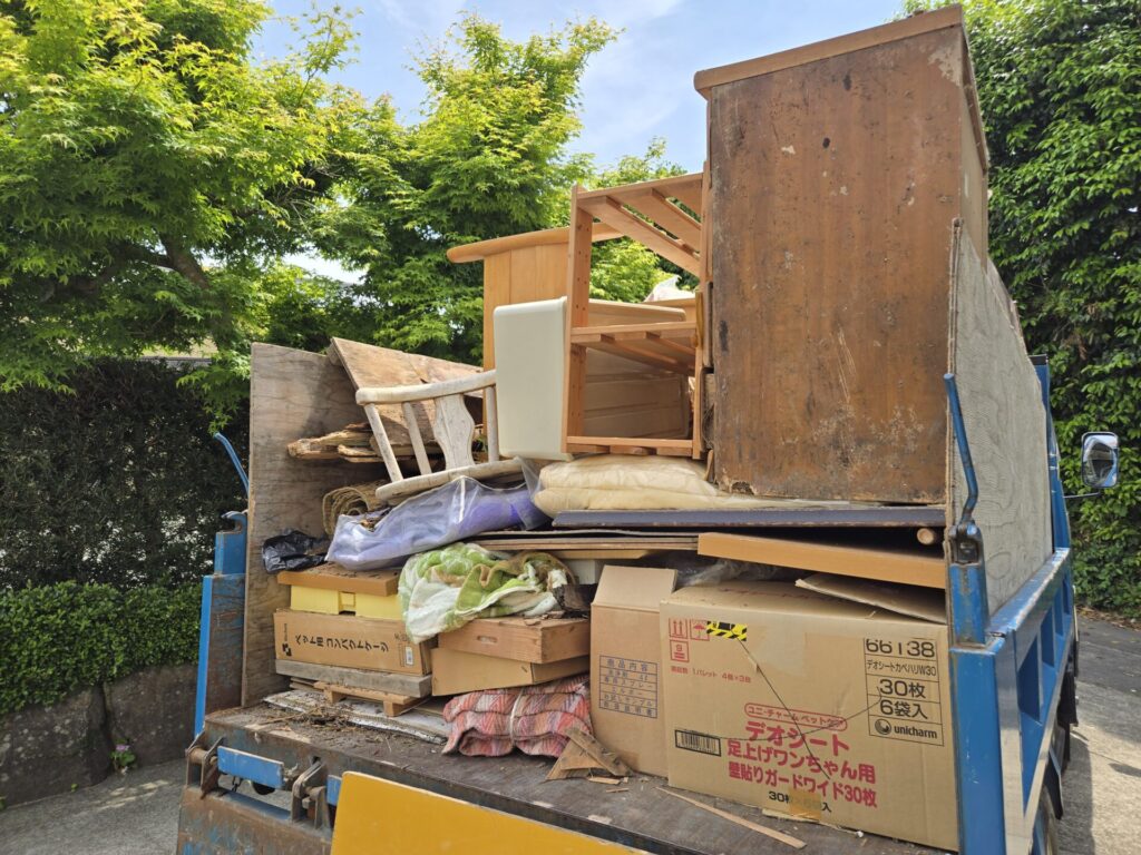 雲仙市国見町より不用品回収のご依頼 今回はお部屋のお片づけ不要品回収を行いました ラック 椅子 木工品 ペット用品