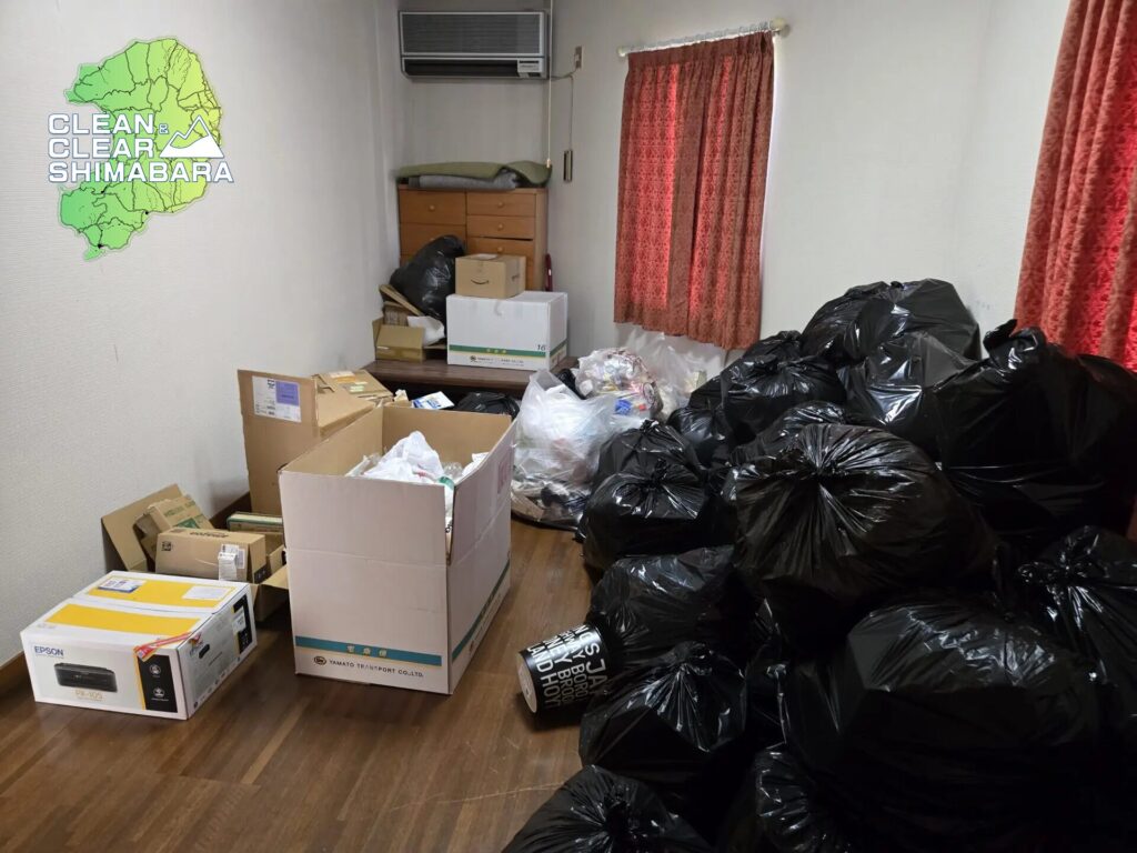 島原市安中地区のお客様よりご依頼。可燃ゴミを中心とした不用品回収を行い、綺麗サッパリ搬出処分。ビフォー