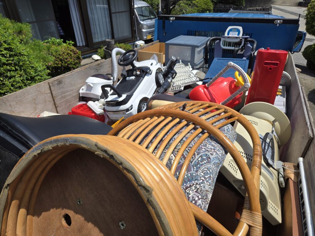 長崎県南島原市深江町のお客様より、リピートでのご依頼。椅子、座椅子、電器ヒーター、電子楽器、運動器具、子供用遊具など、使わなくなった不要品の品々を中心に回収処分。