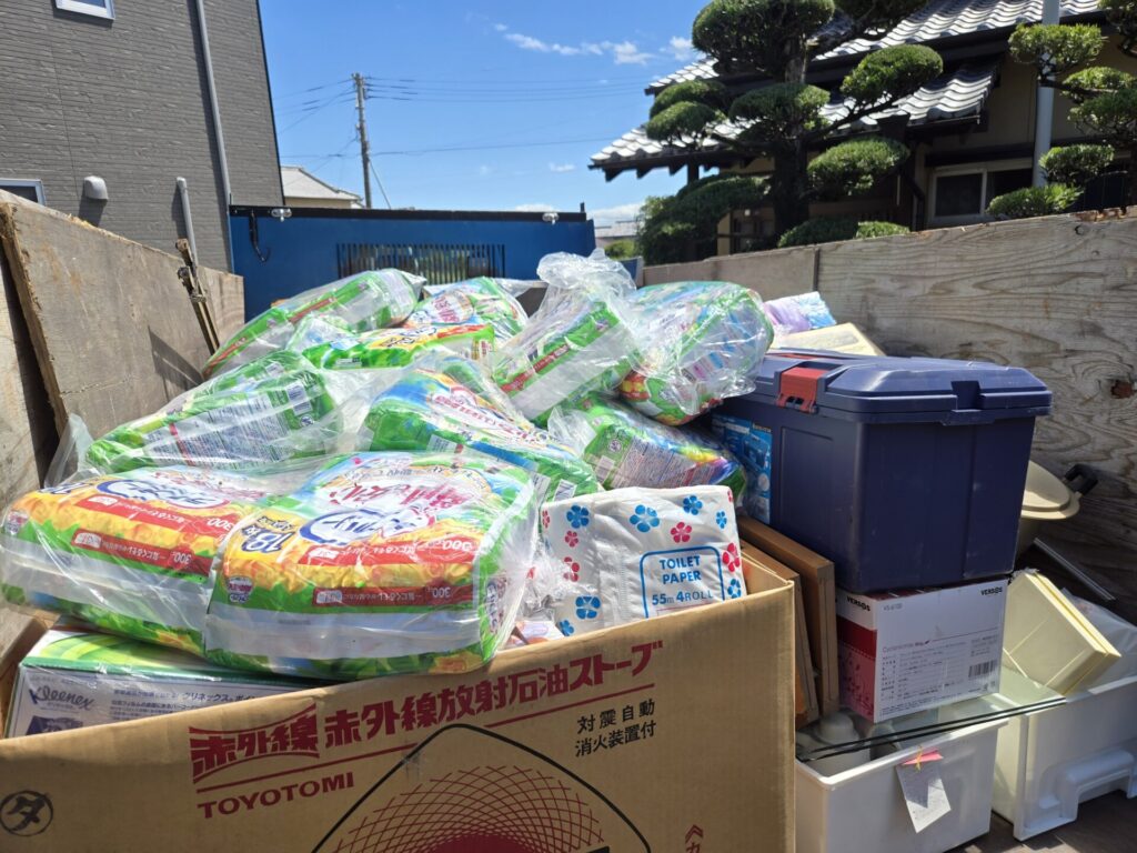 島原市森岳地区のお客様より、リピートで不用品回収のご依頼。前回に引き続き、家具や生活用品を中心に回収処分。新品の高齢者向け衛生商品は、依頼主さんのご許可をいただきリユースのため、ボランティアさんに譲渡いたしました