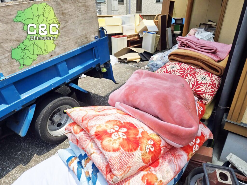 島原市森岳地区より、不用品回収のご依頼。今回は、遺品整理を専門とする事業所と連携して、遺品整理後の粗大ごみなどの回収。