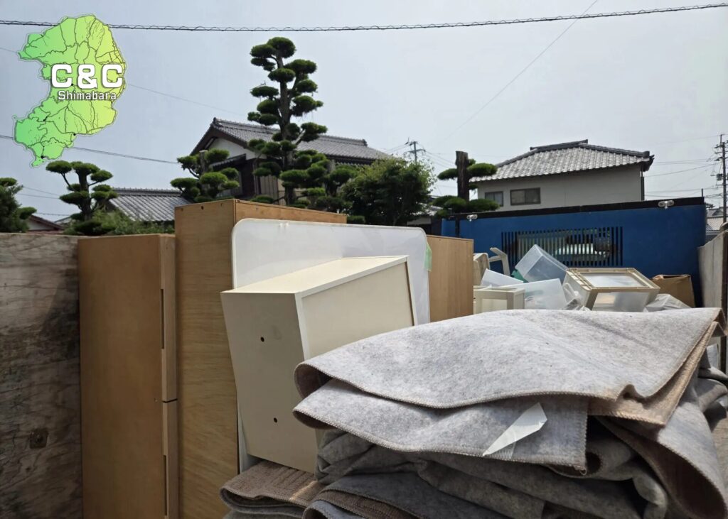 島原市森岳地区より、不用品回収のご依頼。アパートのお部屋まるごとの片付け。タンス、長テーブル、収納棚、日用品、看板などの回収