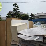 島原市森岳地区より、不用品回収のご依頼。アパート物件のお部屋まるごとの片付け。タンス、長テーブル、収納棚、日用品、看板などの回収