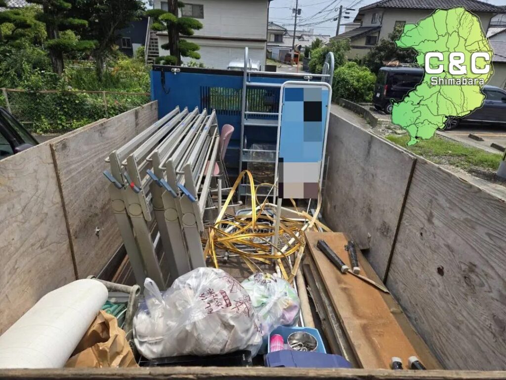 島原市森岳地区より、不用品回収のご依頼。アパートのお部屋まるごとの片付け。タンス、長テーブル、収納棚、日用品、看板などの回収