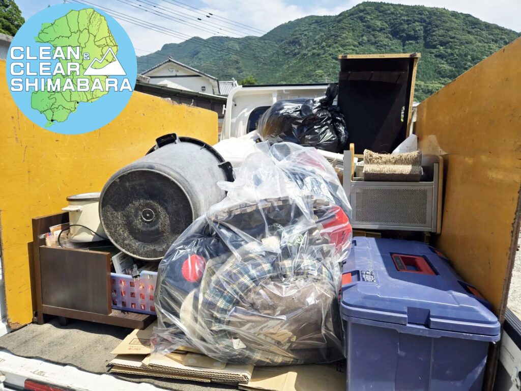 雲仙市小浜町のお客様より、再度ご依頼をいただき、不用品の回収処分。今回は、ソファーやチェスト、プラスチック製の収納ケース、雑貨類など、使わなくなった家具や日用品を中心に回収処分