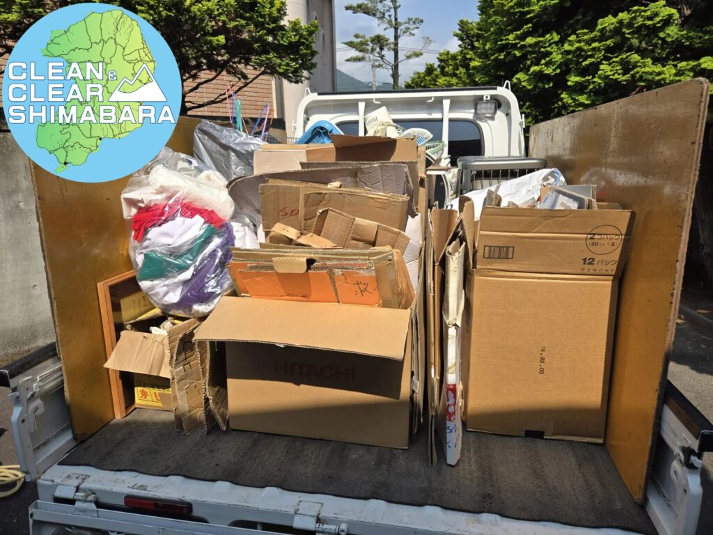 島原市霊丘地区のお客様から、再び不用品回収のご依頼。今回は、ストーブ、扇風機、段ボール、衣類などを回収の回収処分