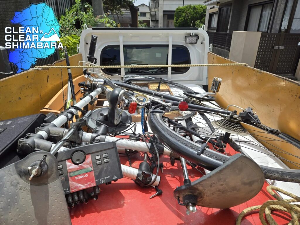 島原市霊丘地区より、不用品回収のご依頼。ベッド、釣り竿、そして自転車、音楽機材などの不燃物（燃えないゴミ）を、回収