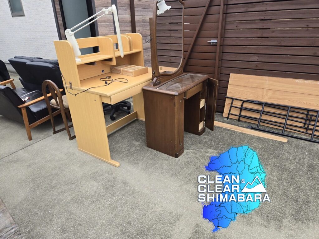 島原市安中地区にて、不用品回収のご依頼。学習机、椅子、ソファー、ドレッサー、ベッドフレームなど、使わなくなった大型家具を中心に回収処分