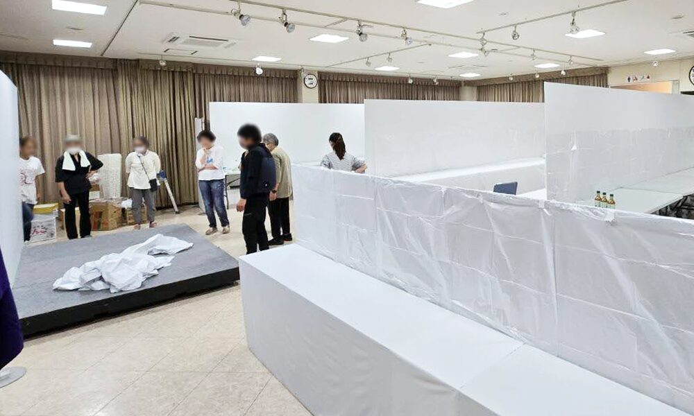 今回は、不用品回収でなく催しものにかかわる、作業のご依頼をいただきました。10月に島原市内にて 2日間開催された生け花展示会における会場の設営・撤収等の支援作業でした