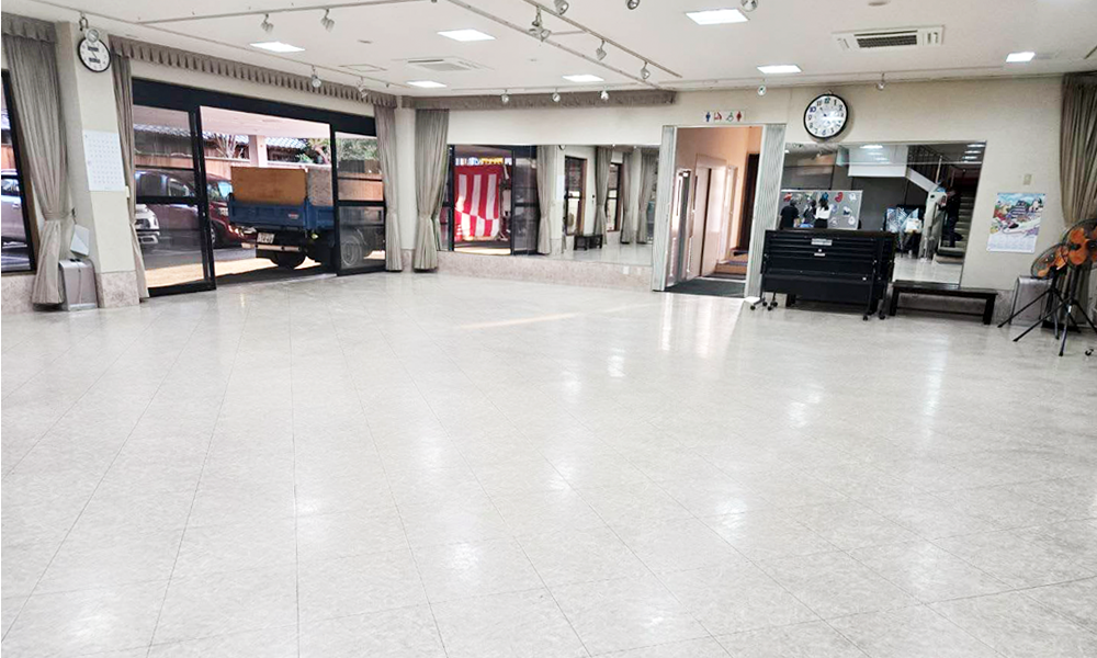 今回は、不用品回収でなく催しものにかかわる、作業のご依頼をいただきました。10月に島原市内にて 2日間開催された生け花展示会における会場の設営・撤収等の支援作業でした。