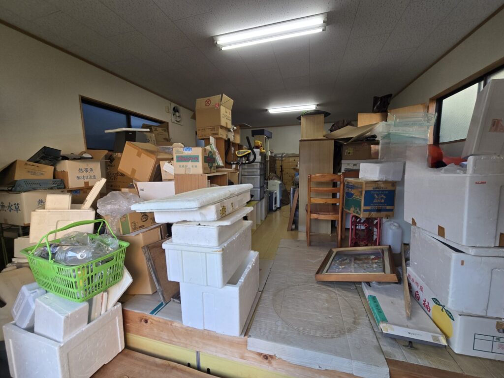 生活用品、家具、段ボール、発泡スチロール箱など、数多くありましたが、仕分けから搬出までスムーズに進み、作業後はすっきりと明るい空間へと変わりました