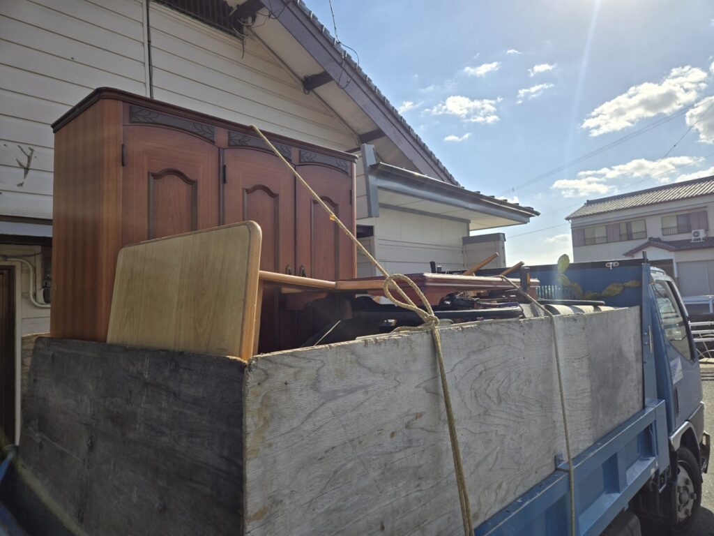 島原市三会地区のリピーター様より、家具と屋外の不用品回収のご依頼をいただきました。室内の木製家具に加え、屋外にもさまざまな不用品がありましたが、仕分けを行いながら丁寧に搬出していきました。
